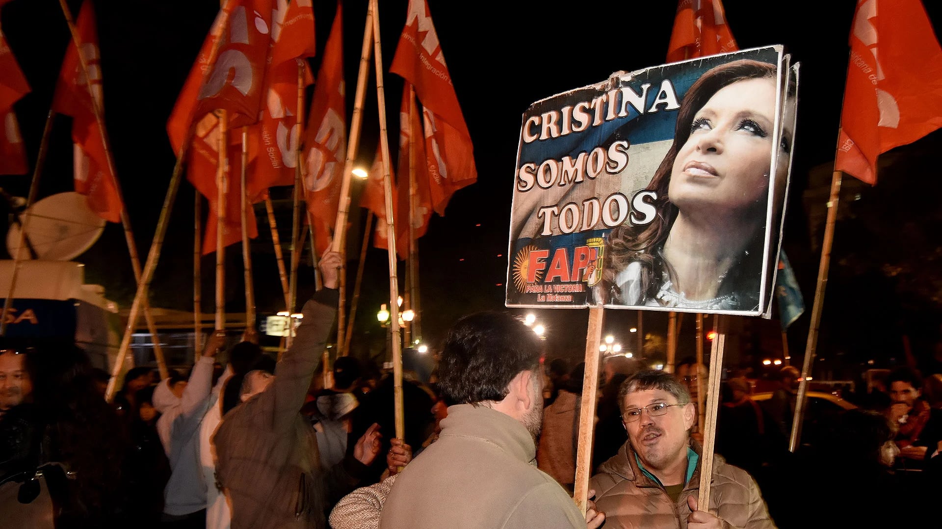 Militantes a la espera de Cristina Kirchner (Nicolás Stulberg)