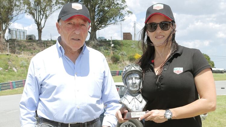 Ianina Zanazzi junto a Cacho Fangio, hijo del mítico piloto que ganó 5 títulos en la Fórmula 1