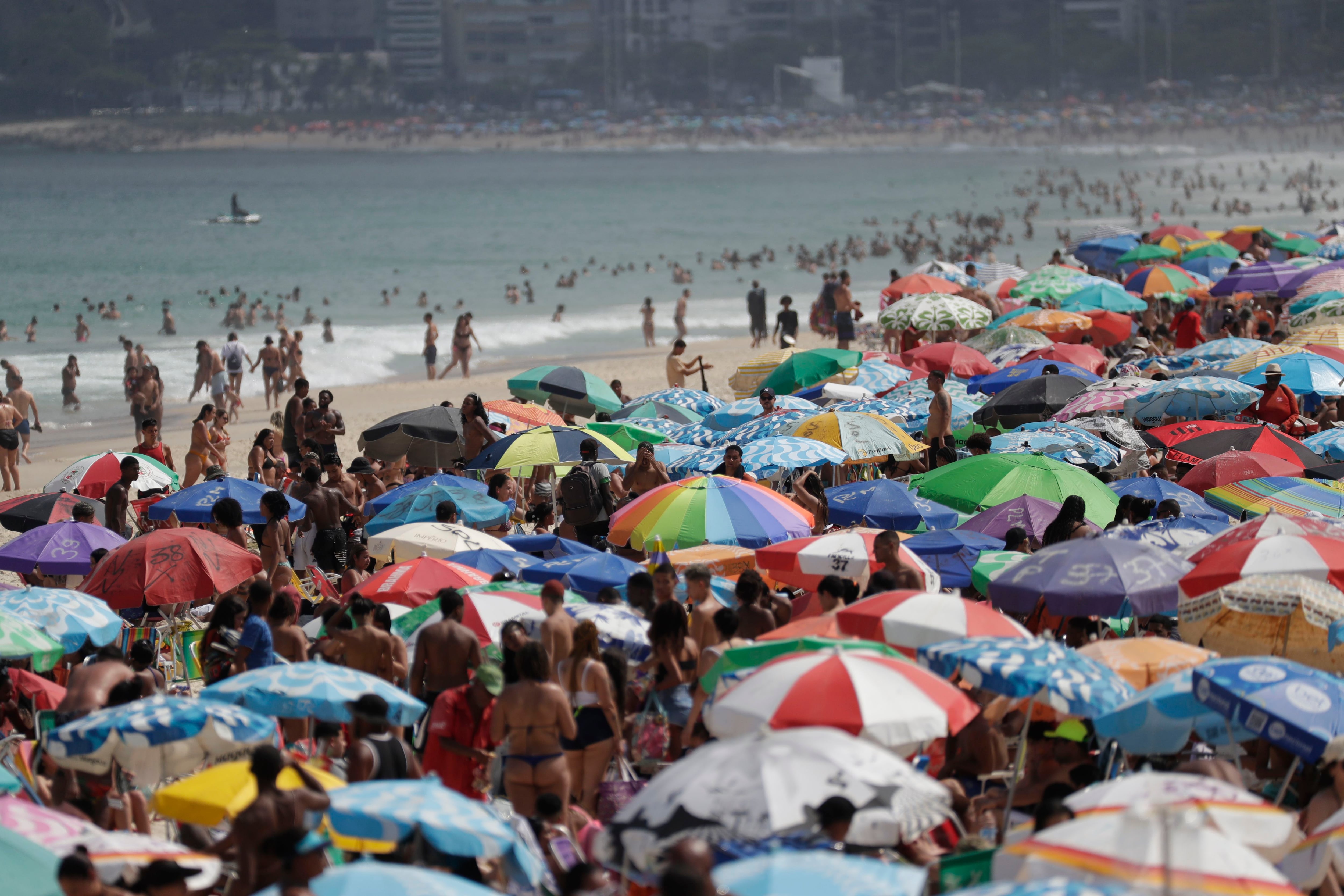 La playa de Ipanema, en Río de Janeiro, durante la ola de calor de agosto (AP Foto/Bruna Prado)