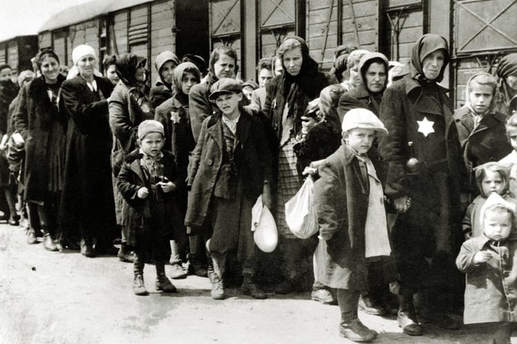 Judíos llevados a campos de concentración: diariamente partían trenes con 2.500 a 3.000 personas hacinadas en los vagones de carga