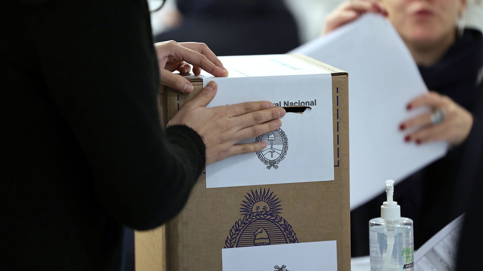 Elecciones 2023 Balotaje - Argentinos votando en el exterior emabajada argentina en España