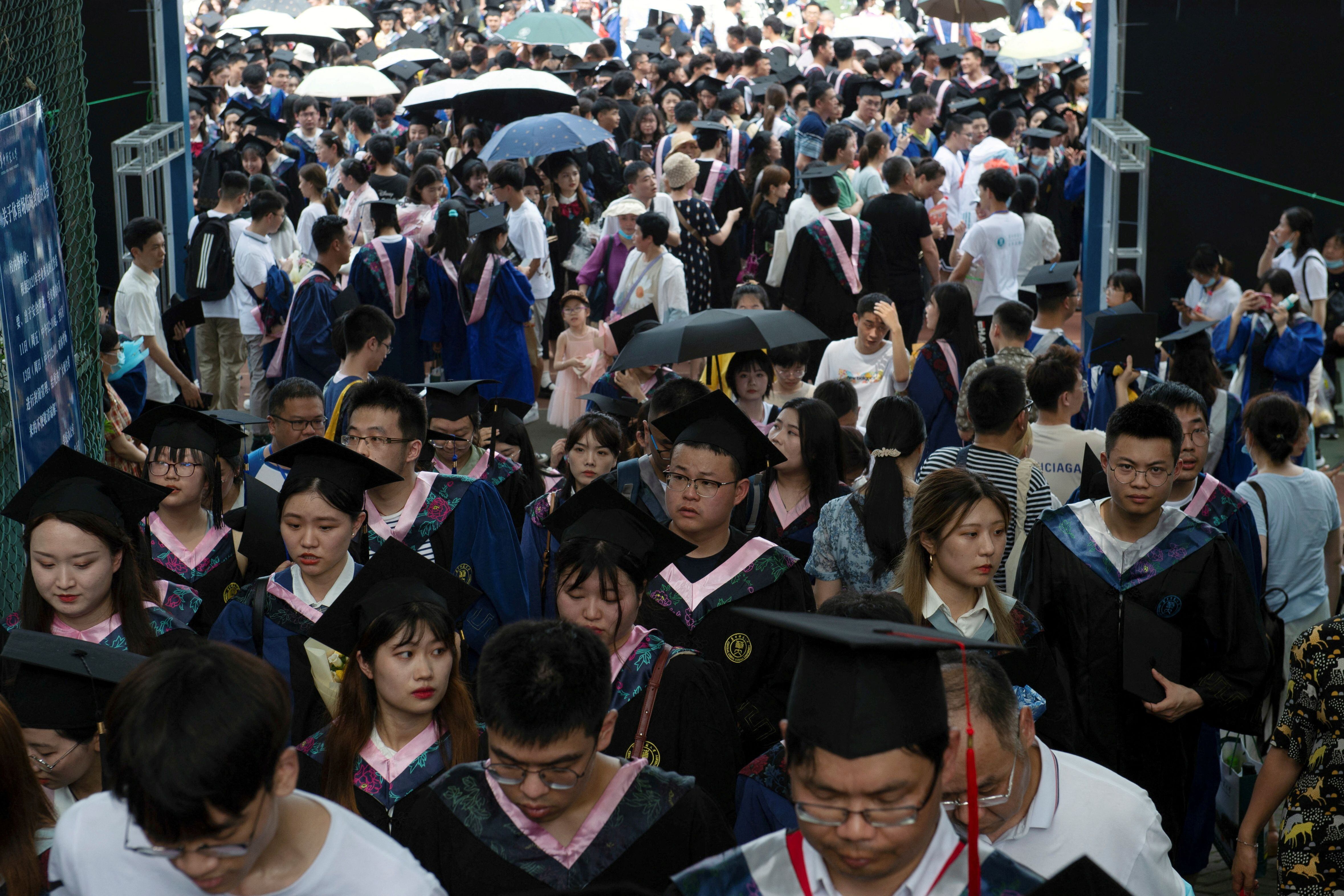 Estudiantes en su graduación. El desempleo juvenil está en niveles récord (Reuters)