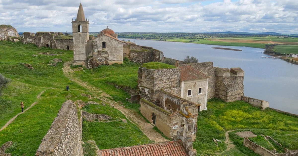 A impressionante cidade abandonada na fronteira de Espanha com Portugal
