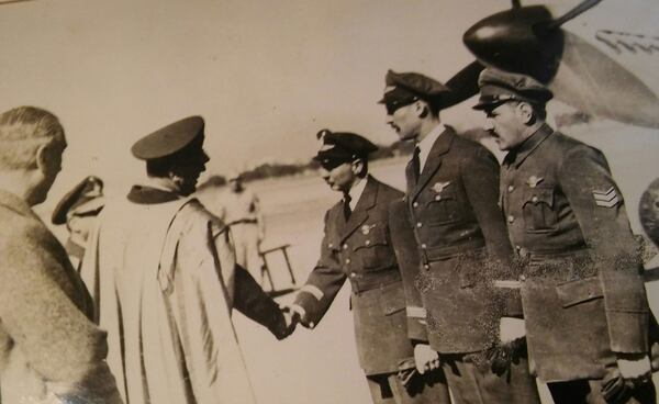 El presidente Juan Domingo Perón saludando a los pilotos del Pulqui, el Ñancú y el Viking