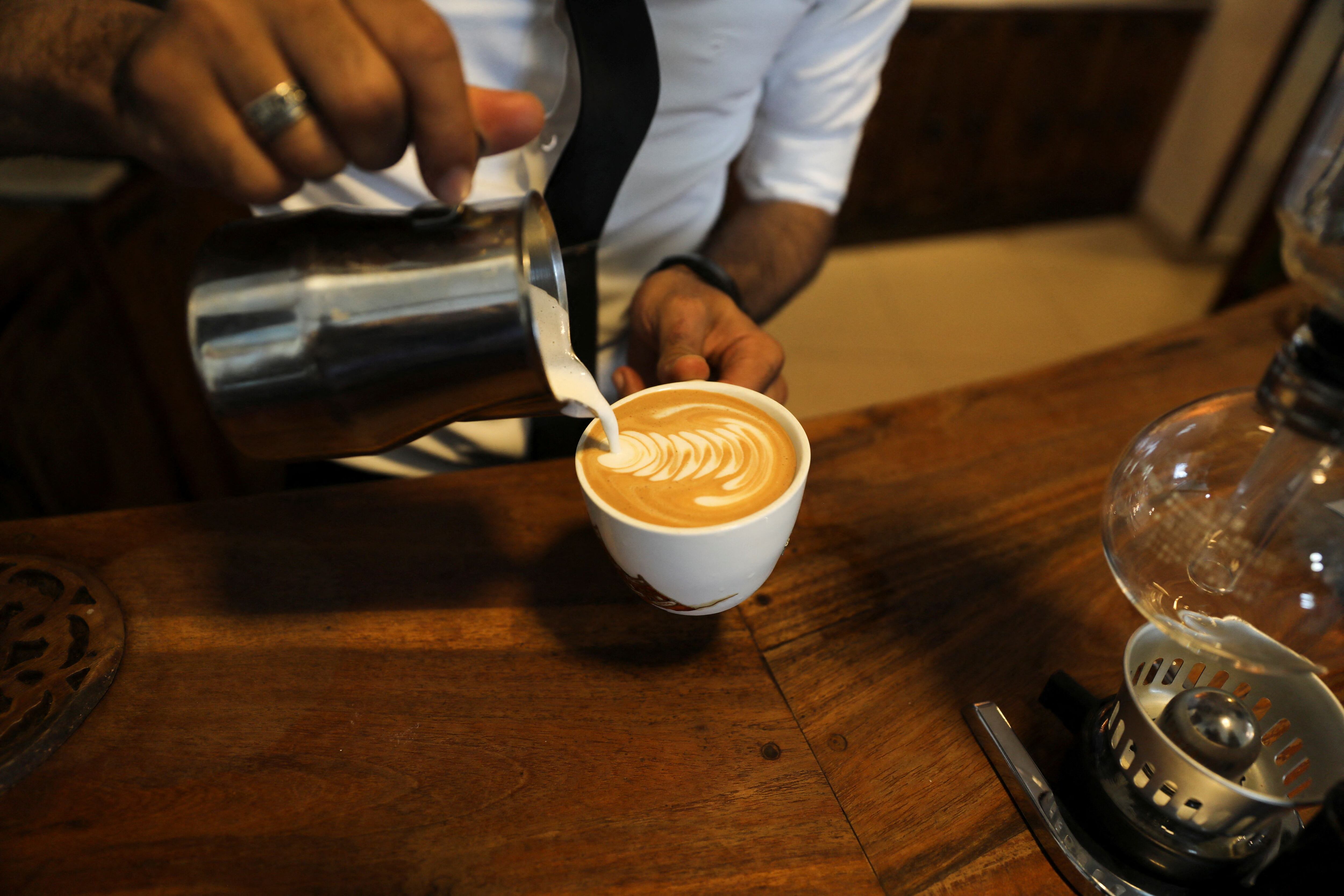 Si el cuerpo no está acostumbrado a los edulcorantes del café, puede producir más insulina como respuesta y eso mantenerte alerta (REUTERS/Khaled Abdullah)