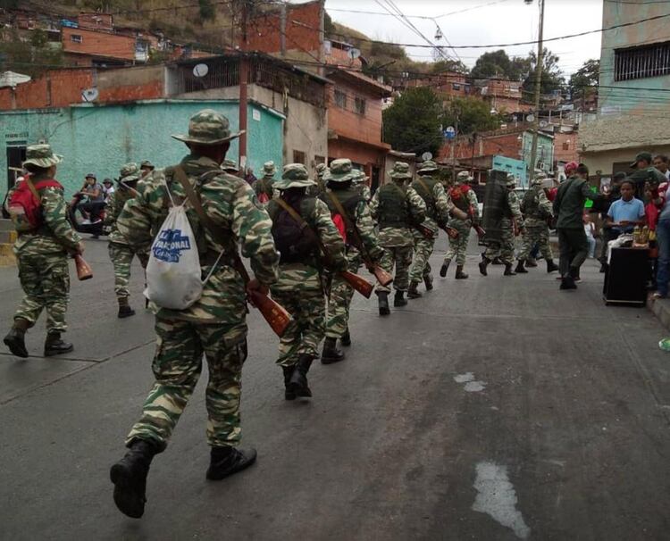 Estos milicianos llevan uniformes camuflados y chalecos blindados, aunque portan los mismos fusiles Mosin-Nagant