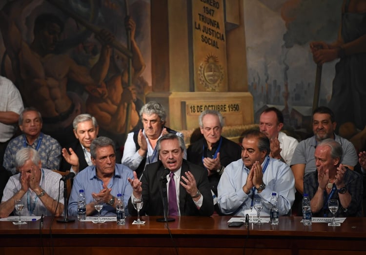 Alberto Fernández rodeado de los sindicalistas que conforman la CGT. En la central obrera se encendieron las alarmas por posibles convenios con China (Maximiliano Luna)