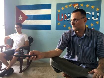 Foto de archivo de Jose Daniel Ferrer (D) en la sede del grupo opositor Unión Patriótica de Cuba (UNPACU), en Santiago de Cuba. 
Dic 2, 2016.  REUTERS/Sarah Marsh