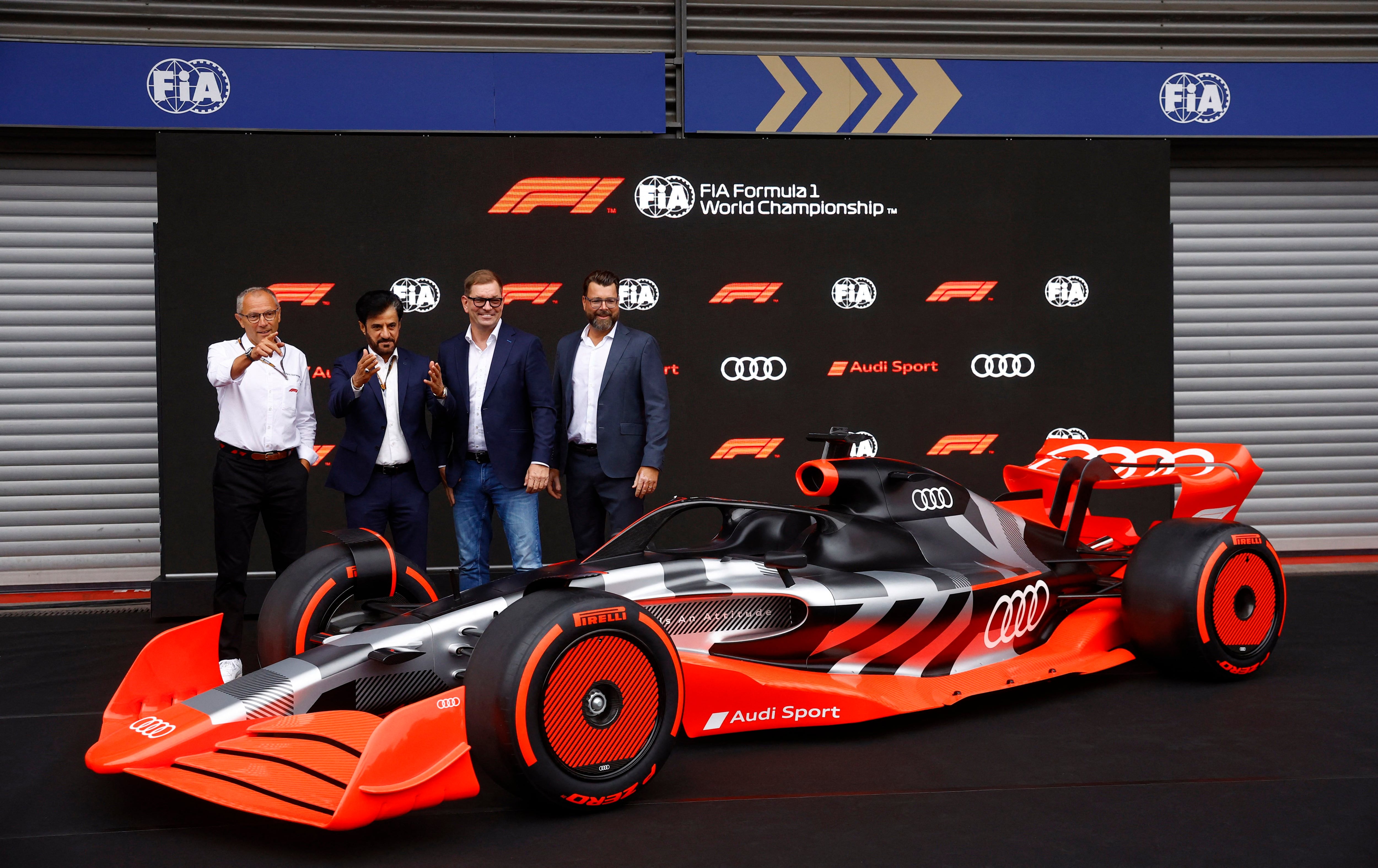 Stefano Domenicali (CEO de la Fórmula 1), Mohammed bin Sulayem (presidente de la FIA) posaron con los representantes de Audi (Foto: Reuters)