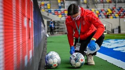 Los balones fueron desinfectados antes, durante y después de la disputa de los partidos de la Bundesliga (REUTERS)