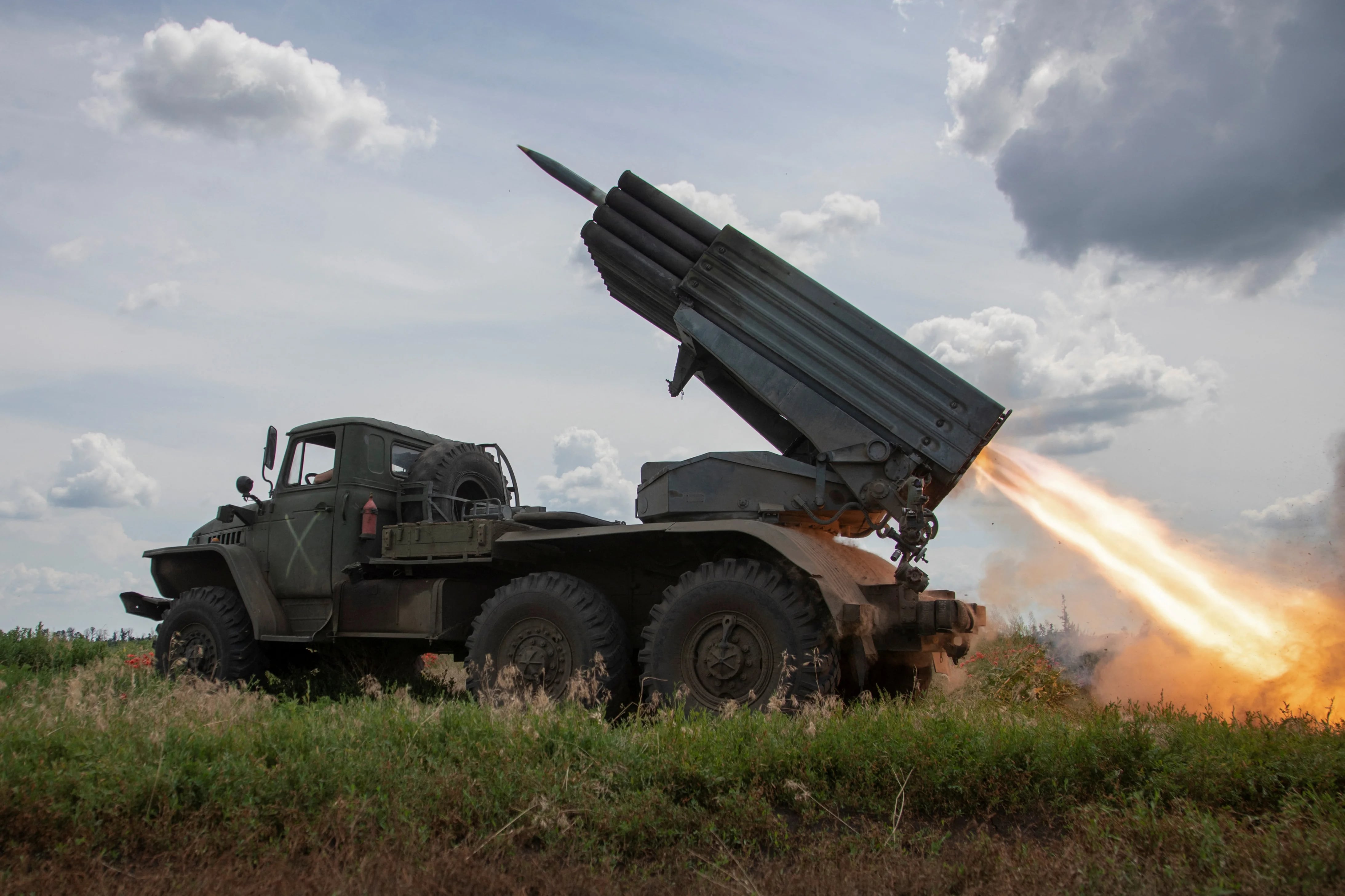 Militares ucranianos disparan un sistema de lanzamiento múltiple de cohetes BM-21 Grad   (REUTERS/Oleksandr Ratushniak)