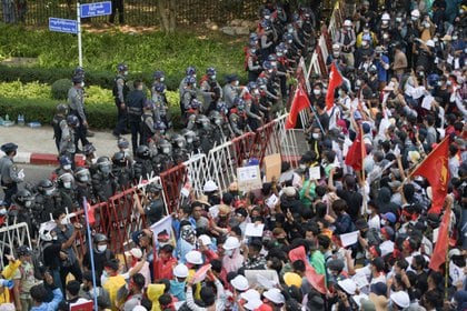 Miles de personas protestan contra el golpe militar. REUTERS/Stringer