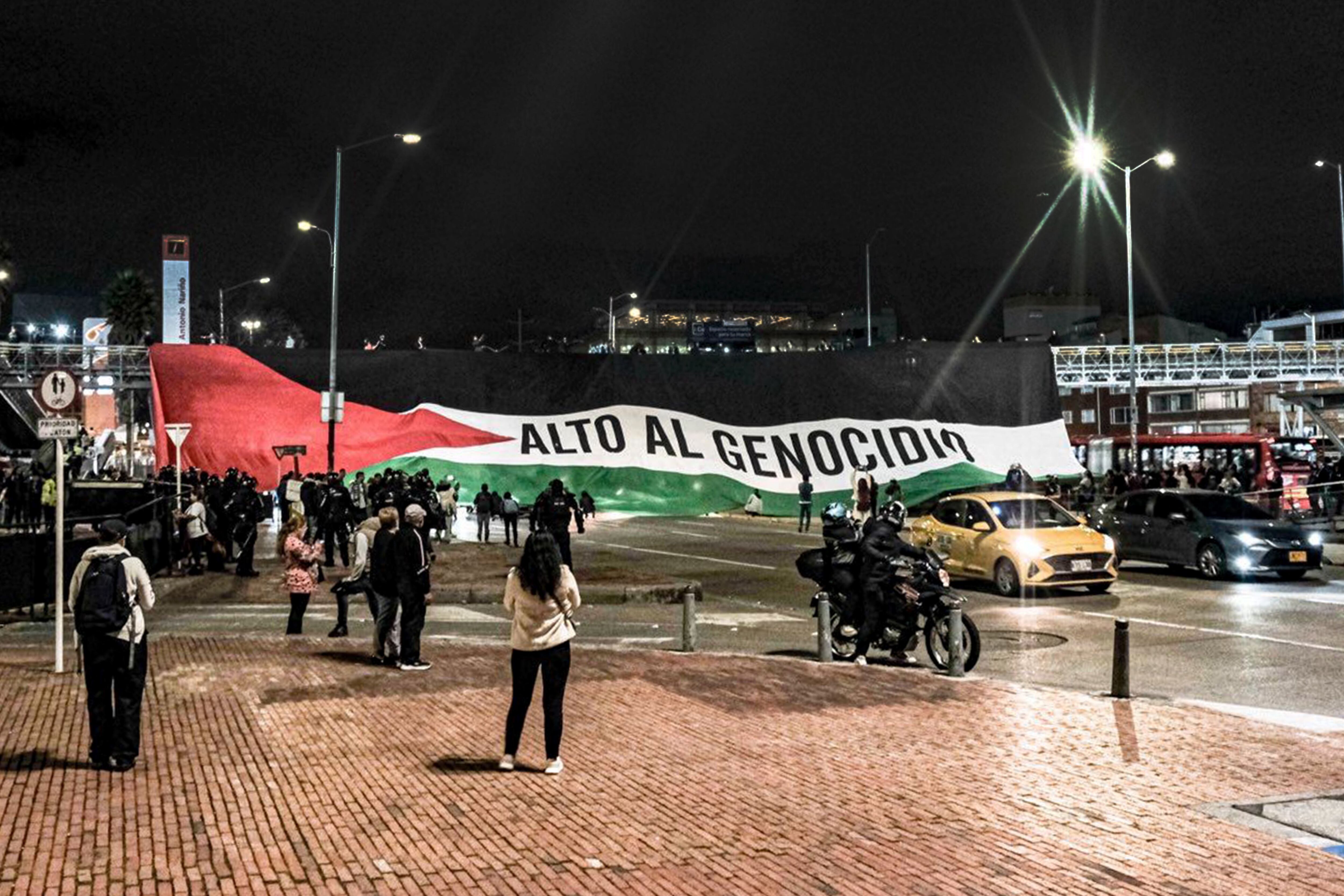 Despliegan una bandera gigante de Palestina en la previa del juego Millonarios-Palestino