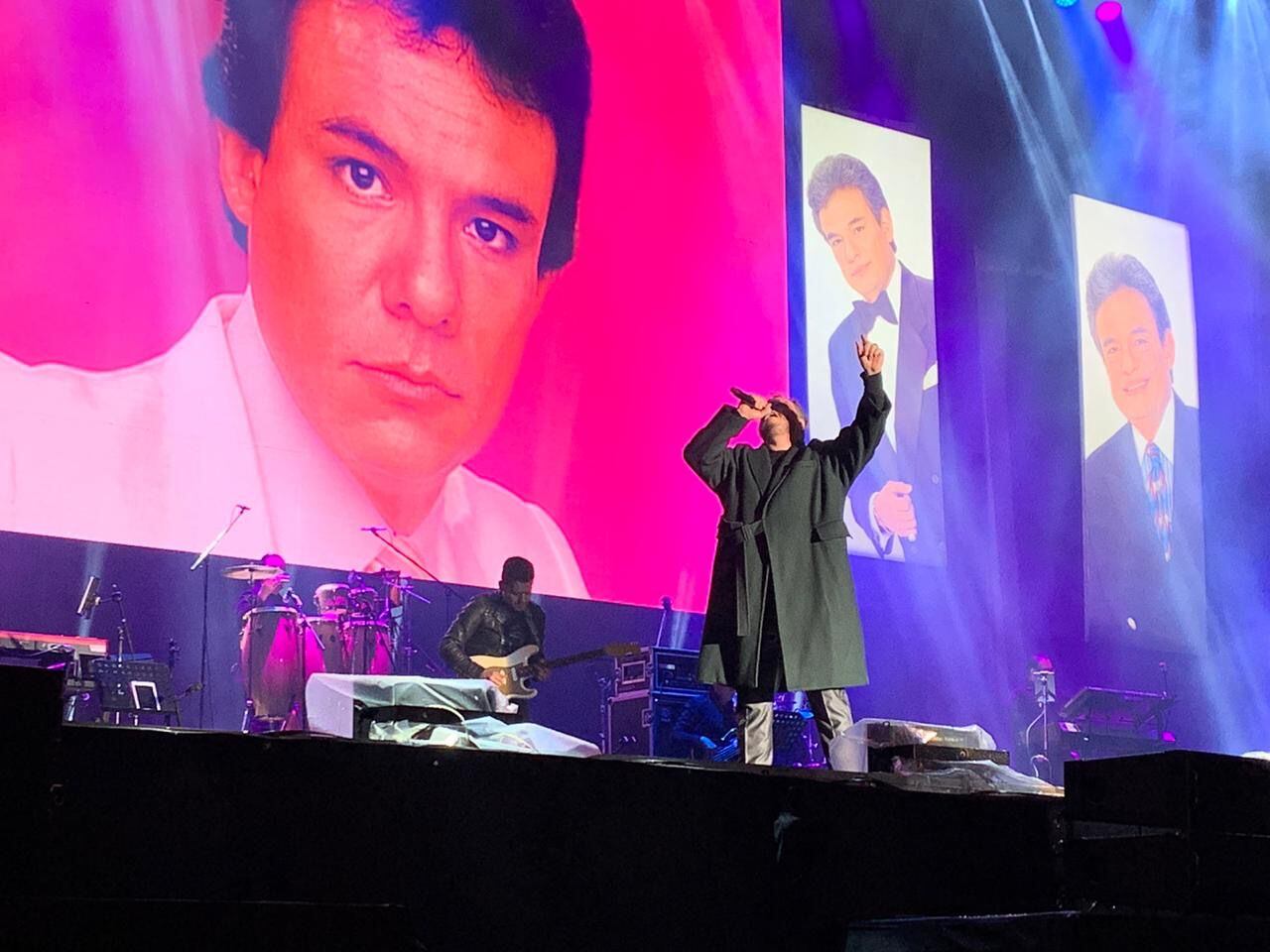 Leonel García, ex integrante de Sin Bandera. Cantando en el Homenaje a José José en el Zócalo Capitalino.