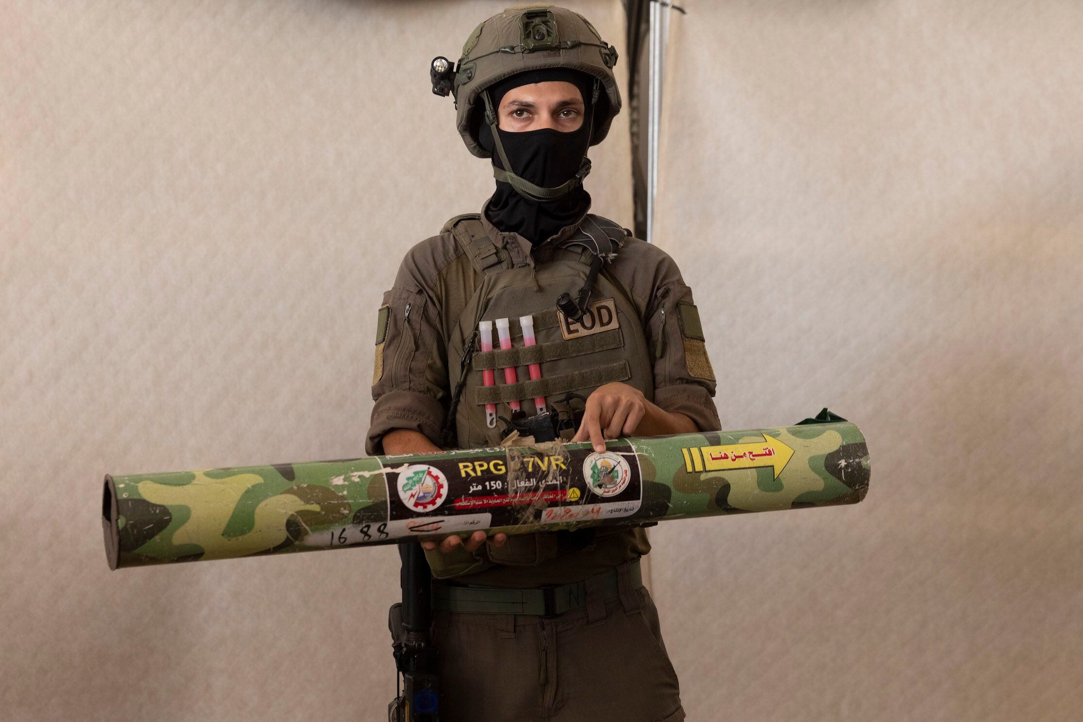 Un oficial israelí sostiene una granada propulsada por cohete Heidi Levine/The Washington Post)