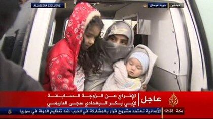 Una de las ex esposas de Abu Bakr al Baghdadi, el desaparecido líder de ISIS, llegando con sus hijos a un campo de refugiados para parientes de los jihadistas.