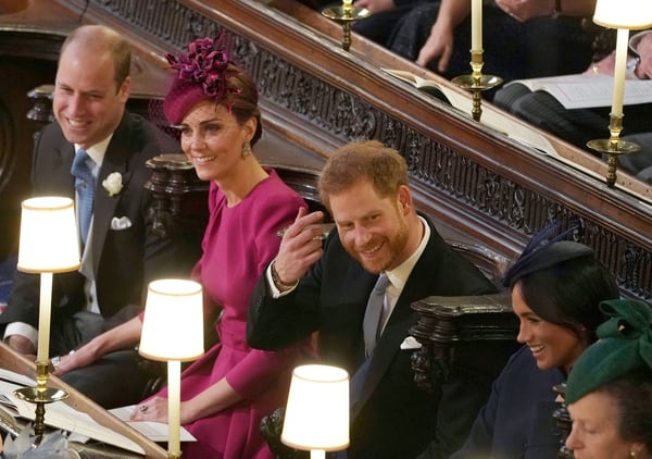 William, Kate Middletonm Harry y Meghan Markle en el casamiento de la princesa Eugenie en St George’s Chapel, en el castillo de Windsor, en octubre de 2018 (REUTERS)