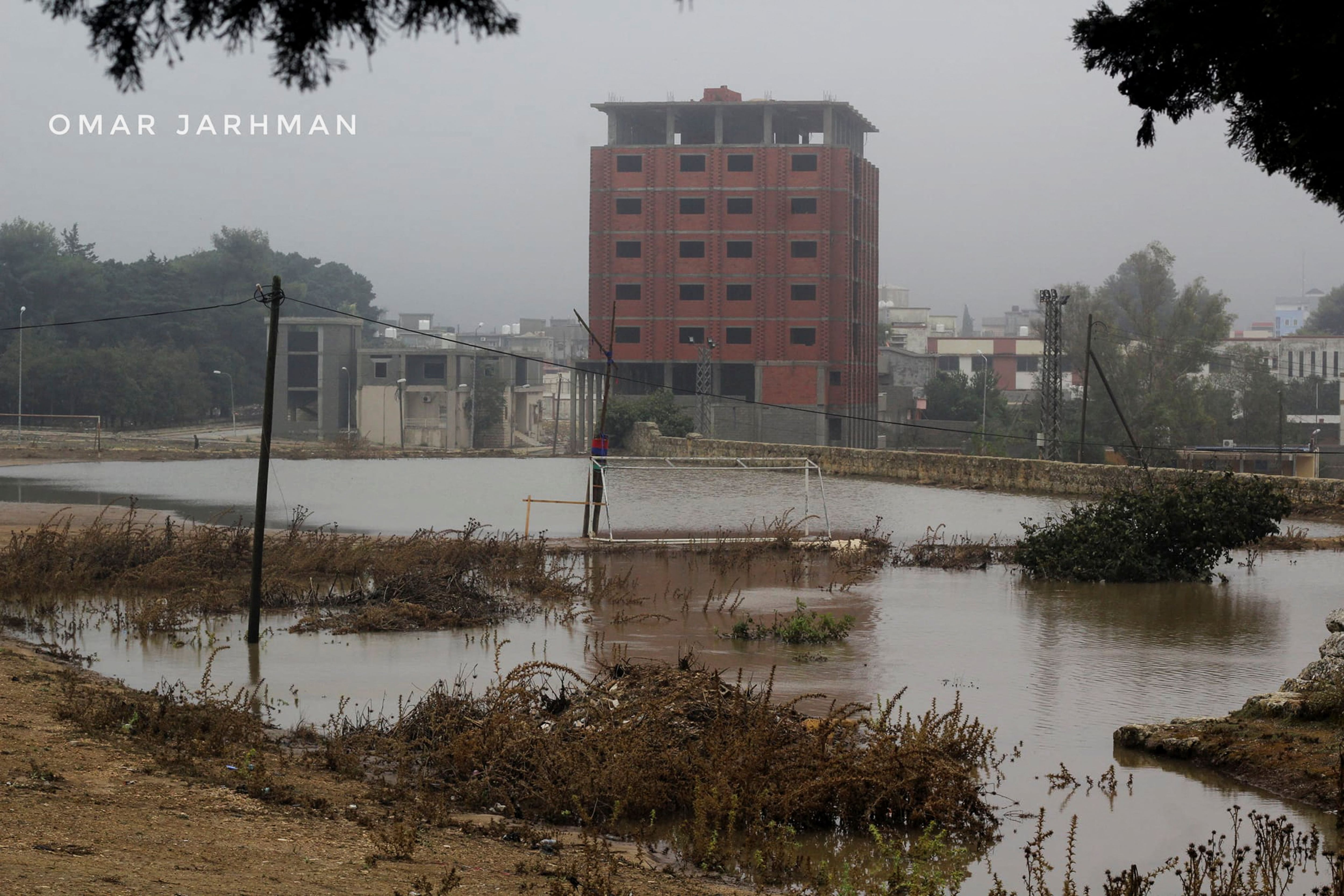 Vista general de una carretera inundada cuando una fuerte tormenta y las lluvias torrenciales anegaron la ciudad de Shahhat (REUTERS/Omar Jarhman)