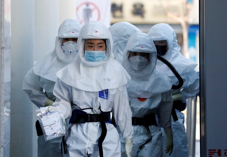 Las autoridades sanitarias extreman las medidas para contener la propagación del coronavirus (Reuters/ Kim Kyung-Hoon)