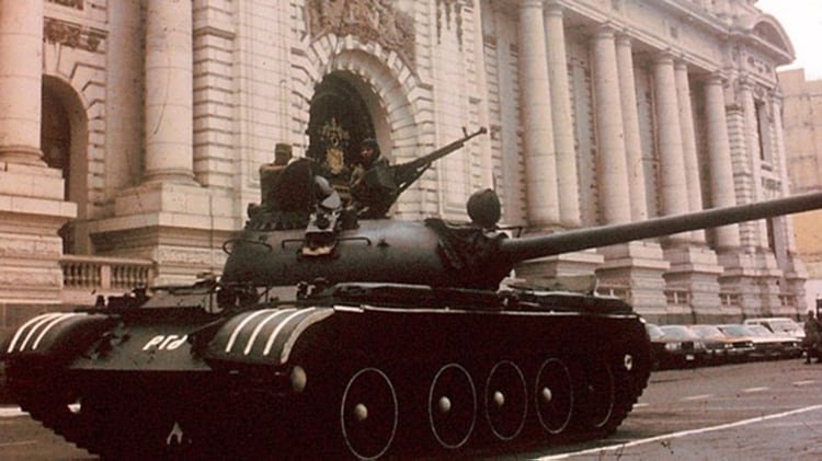 Tanques del ejército peruano durante el golpe de Alberto Fujimori en 1992