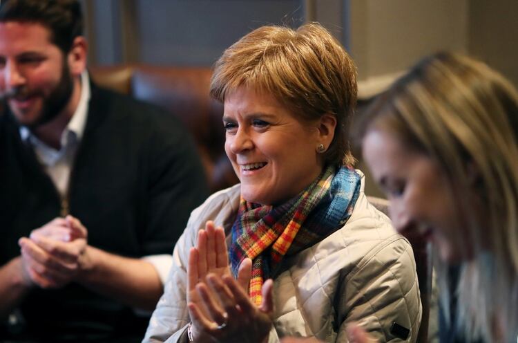 Nicola Sturgeon, ministra principal de Escocia y candidata del Partido Nacional Escocés (SNP), en un taller de música tradicional durante un evento de campaña en Kemnay, el 7 de diciembre de 2019 (REUTERS/Russell Cheyne)