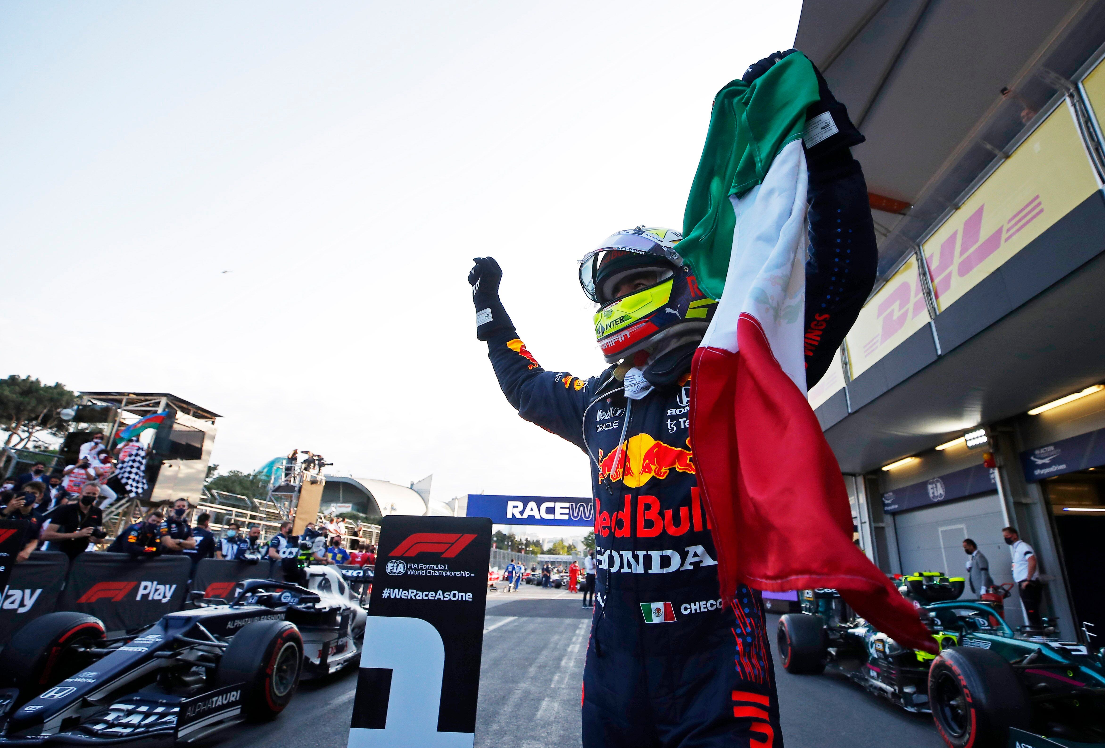 En el GP de Azerbaiyán 2021, Checo Pérez obtuvo su segunda victoria en la Fórmula 1 y en cuanto llegó a la celebración, recibió y posó con su bandera de México (Foto: REUTERS/Maxim Shemetov)