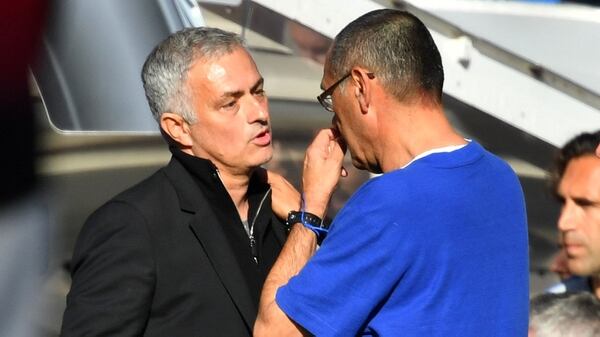 José Mourinho habló con Maurizio Sarri tras el escándalo en el duelo entre Chelsea y Manchester United (REUTERS)