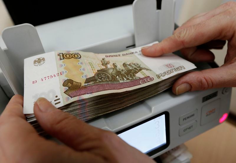 La semana pasada la divisa rusa superó la barrera de los 100 rublos por dólar (REUTERS/Ilya Naymushin)