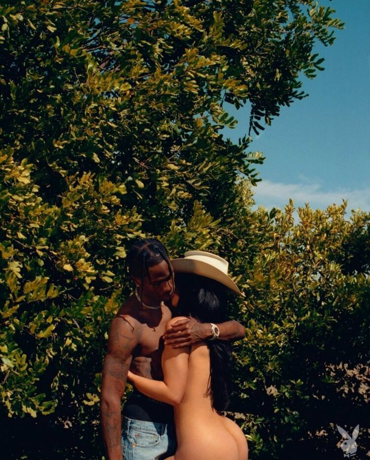 Kylie Jenner, junto a su pare Travis Scott, en una foto para Playboy (IG: kylie)