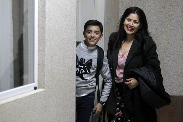 Luis Angel Jaramillo, de 13 años, con su madre Blanca Gomez (AFP/ ULISES RUIZ)