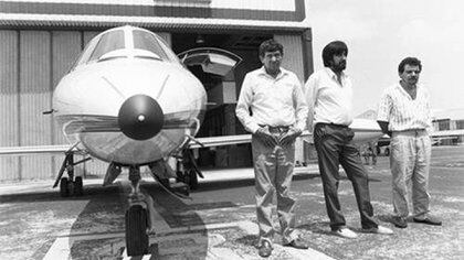 Amado Carrillo junto a uno de los aviones de su flota que utilizaba para transportar droga (Foto: Archivo)