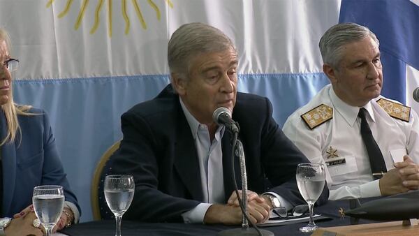 El ministro de Defensa, Oscar Aguad, y el jefe del Estado Mayor de la Armada, Jorge VillÃ¡n, en conferencia de prensa