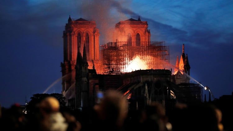 La Fiscalía de París ha abierto una investigación para determinar las circunstancias del incendio que afecta a gran parte del tejado de la catedral de Notre Dame de París (Foto: EFE/IAN LANGSDON)