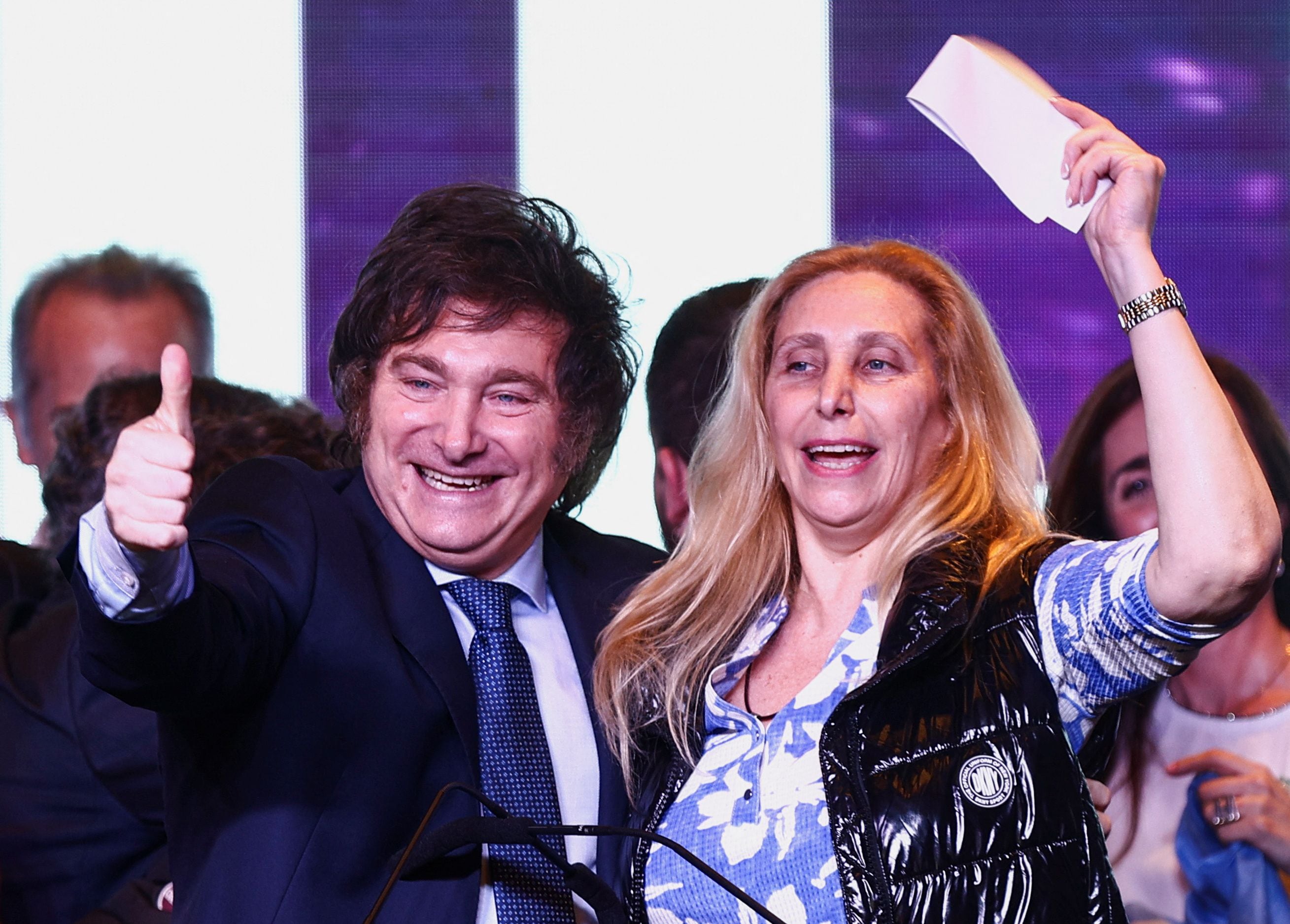 Javier y Karina Milei celebran la noche del domingo, después de haber alcanzado el segundo lugar en las elecciones generales  