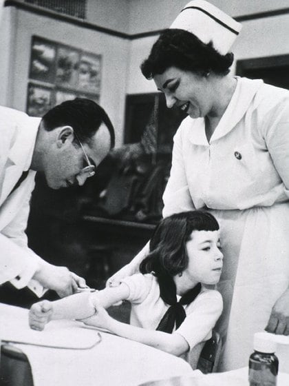 Jonas E. Salk (1914-1995) descubrió la primera vacuna efectiva contra la polio (Shutterstock) 