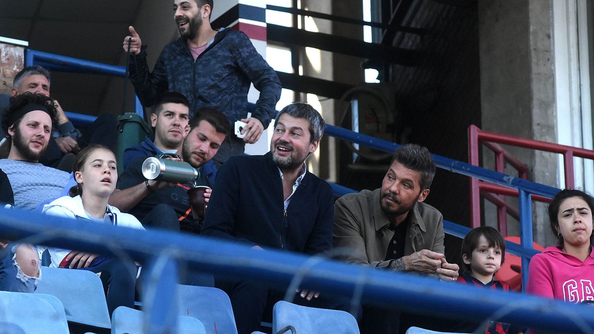 Lammens, junto a Tinelli, observando un partido del equipo de fútbol femenino. Ambos aspiran a continuar vinculados al club (Foto: Nicolás Stulberg)