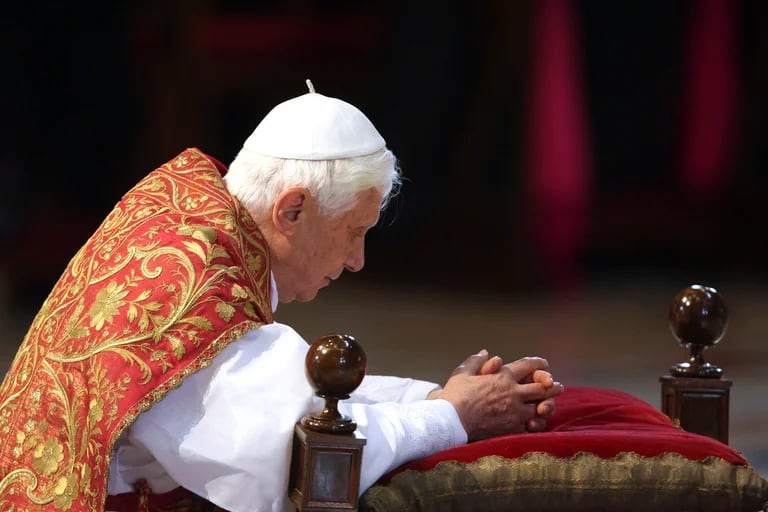  El papa Benedicto XVI trabajó por imponer su autoridad sobre la iglesia mientras luchaba contra una serie de crisis, in 