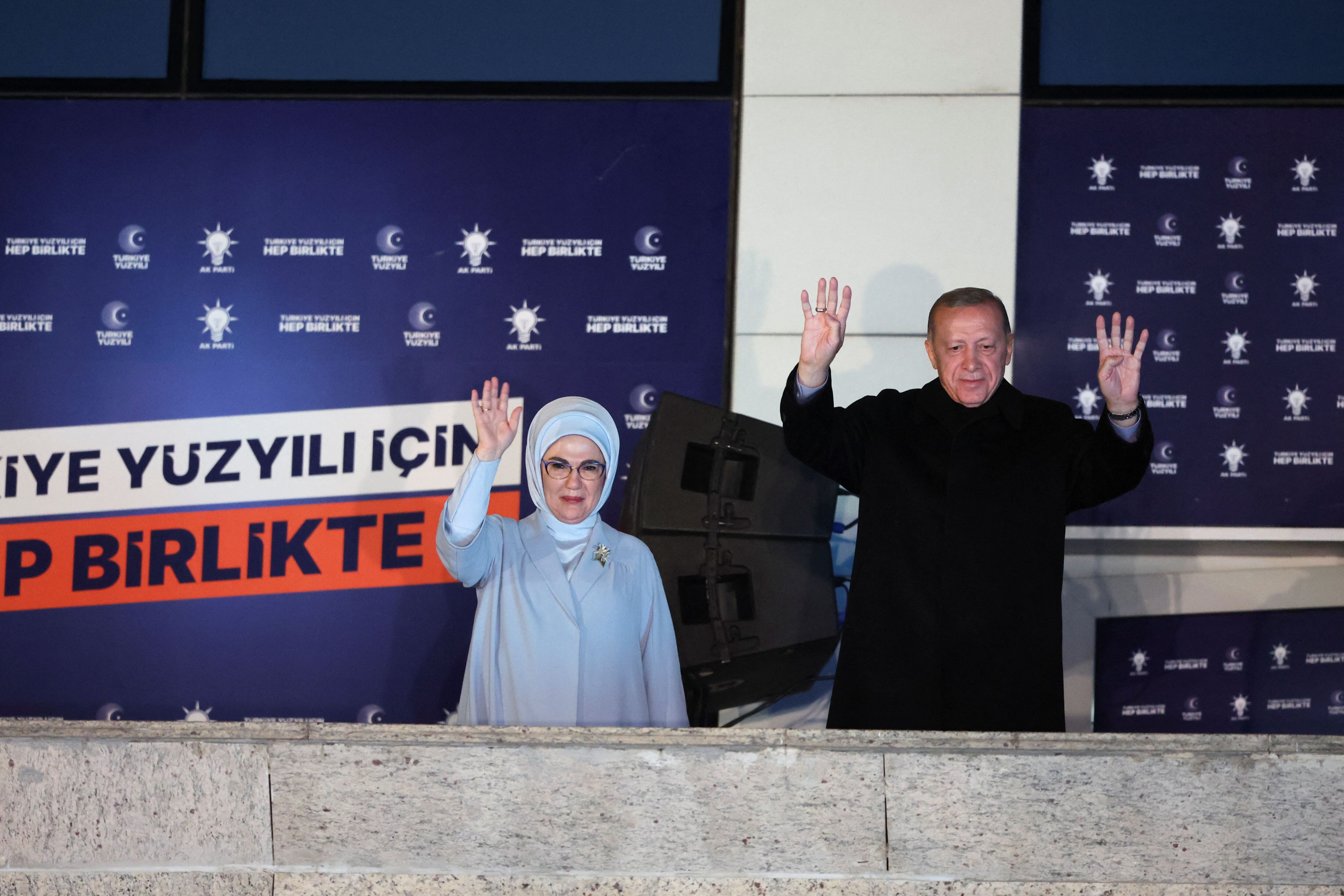 El presidente turco Tayyip Erdogan, acompañado de su esposa Ermine Erdogan, saluda a sus seguidores en la sede del Partido AK en Ankara, Turquía, 15 de mayo de 2023 (REUTERS)