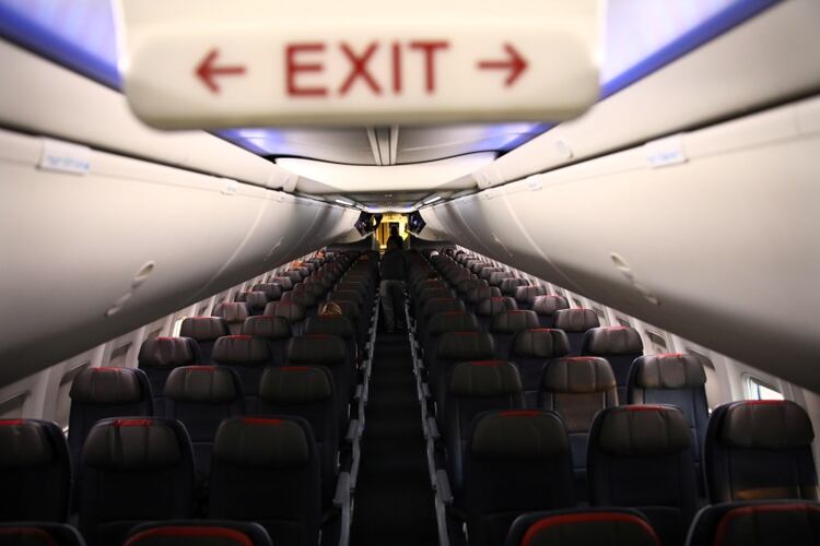 Filas de asientos vacíos de un vuelo de American Airline por la pandemia de COVID-19 (Reuters)