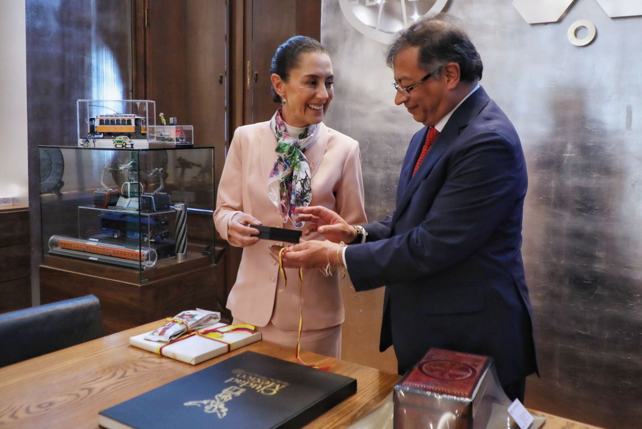 La alcaldesa de Ciudad de México, Claudia Sheinbaum le entregó, en un acto simbólico, las llaves de la ciudad al presidente colombiano Gustavo Petro. FOTO: Presidencia.