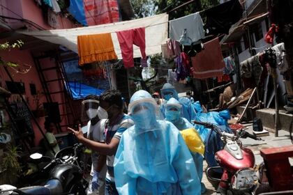 Personal sanitario recorre uno de los barrios populares más grandes de Asia, en Mumbai, India (Reuters)