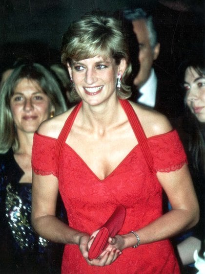 Espectacular Diana con un vestido rojo durante la gala en el Palacio de Correos, donde se realizó una cena solidaria para recaudar fondos para ALPI (Daily Mail/Shutterstock)
