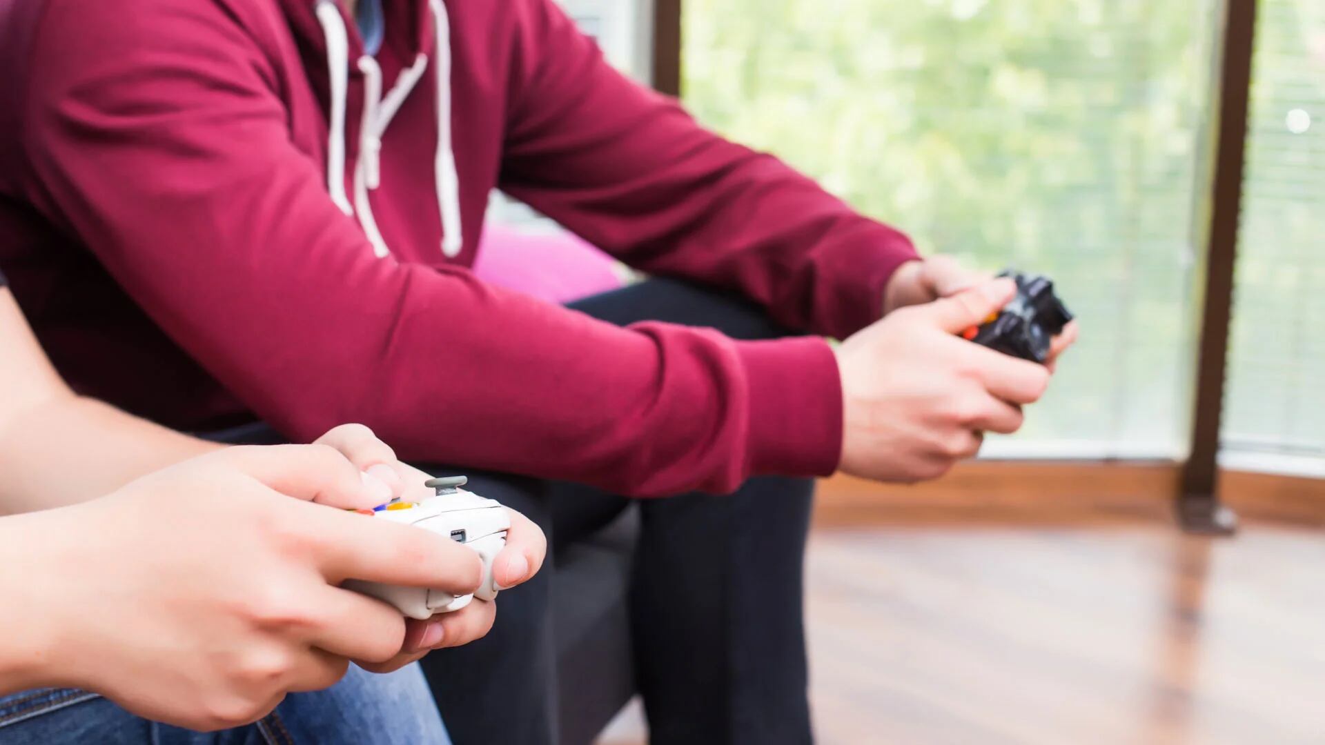 Entre los 2 y 5 años, se sugiere dedicar a los videojuegos no más de 1 hora al día. Desde los 6 años, “los padres deben establecer límites coherentes", recomiendan los expertos (iStock)