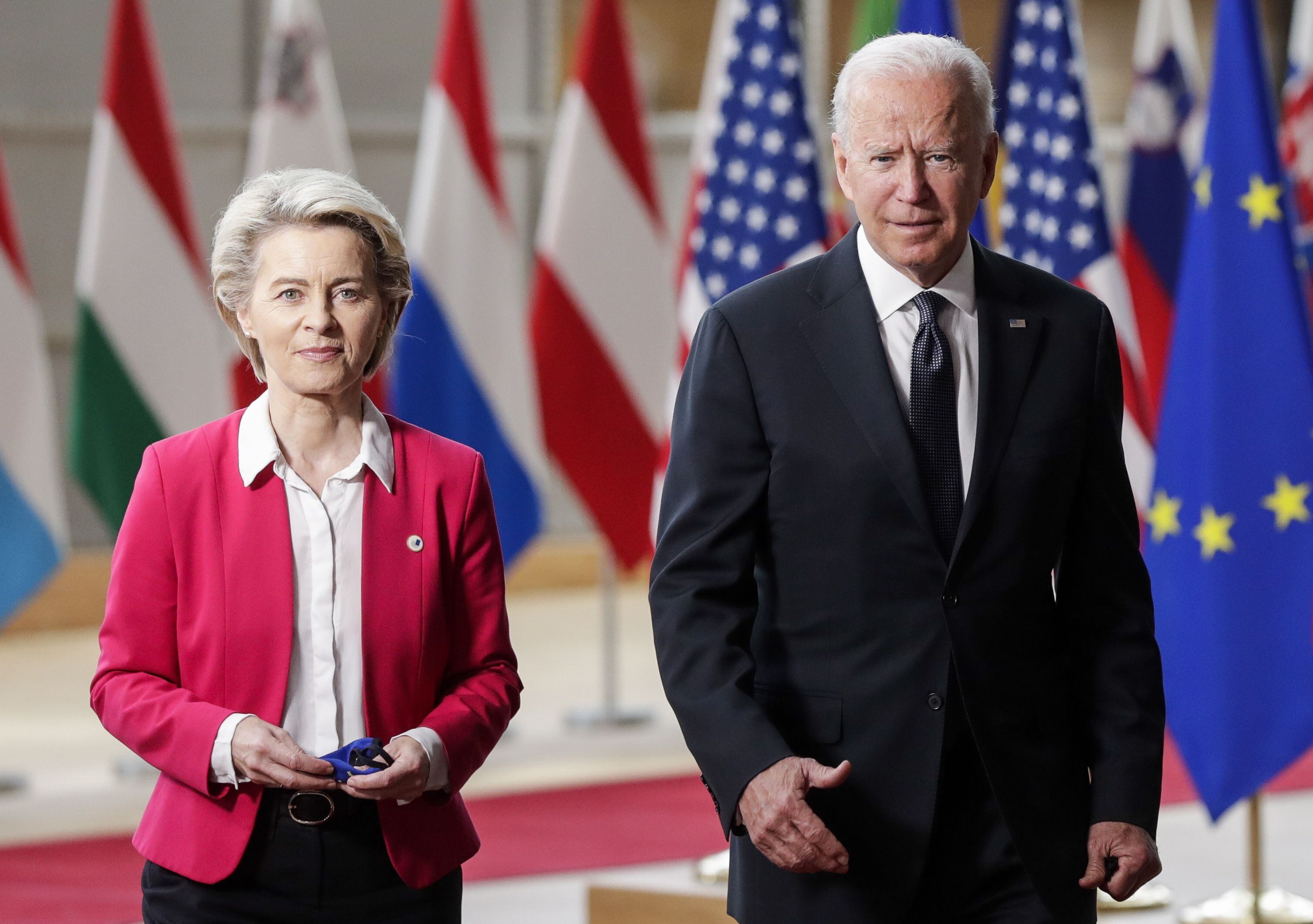 FOTO DE ARCHIVO: El presidente de EE.UU., Joe Biden (d), junto a la presidenta de la Comisión Europea, Ursula von der Leyen (i), en una fotografía de archivo. EFE/Olivier Hoslet
