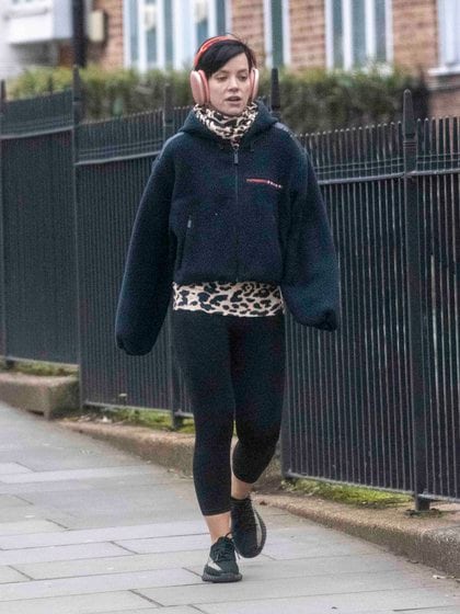 Lily Allen salió a hacer deportes por las calles de Londres, Inglaterra. La cantante entrenó sola, respetando las medidas de confinamiento impuestas por el gobierno local. Llevó auriculares para escuchar música durante su caminata