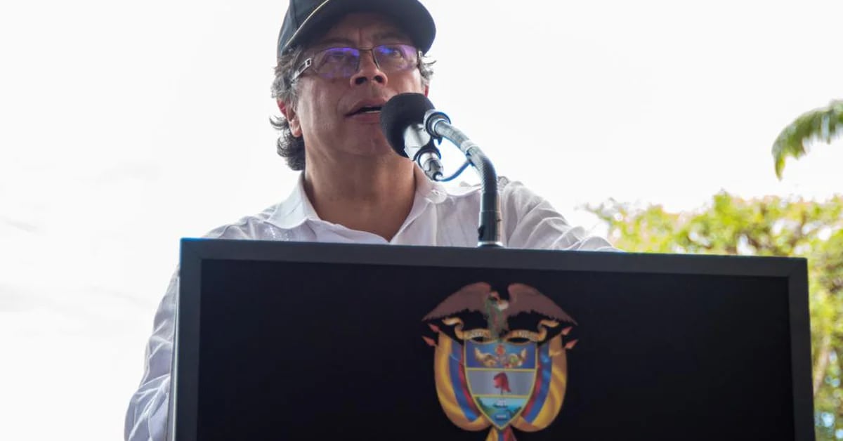 Gustavo Petro assumed the functions of regulating the public services