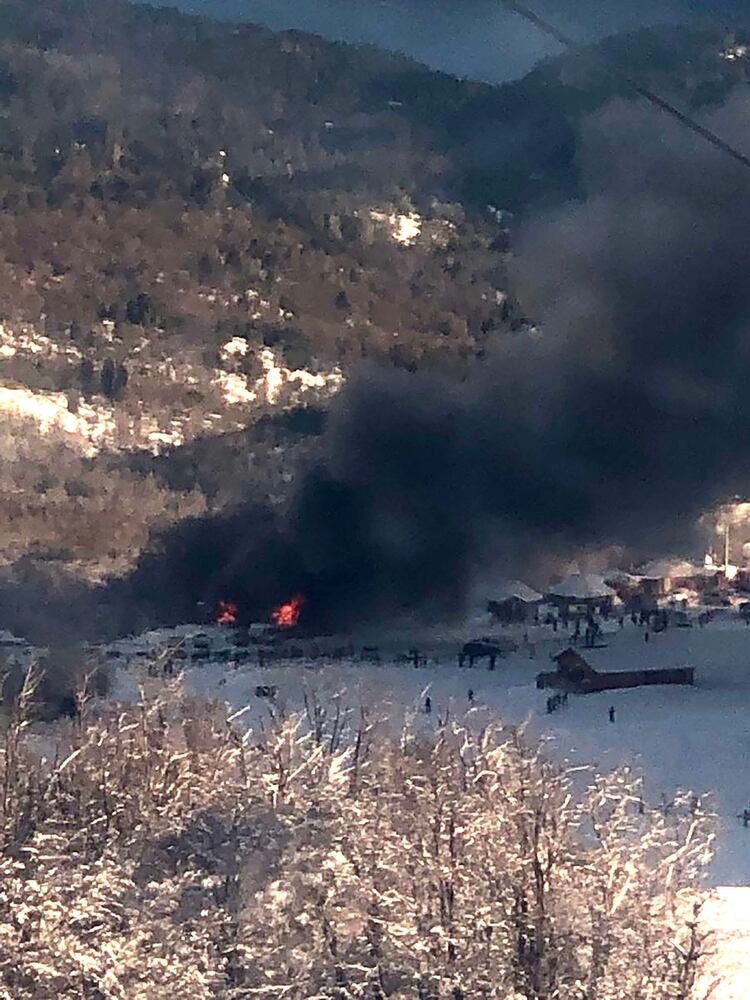 La densa columna de humo que se observó durante el incendio (@ceneon)