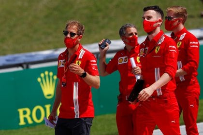 Sebastian Vettel junto a los miembros del equipo Ferrari en el circuito de Austria (REUTERS)