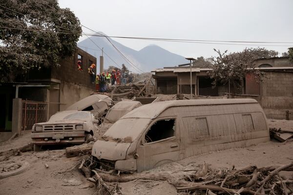 Bomberos intentan encontrar cuerpos o sobrevivientes enÂ San Miguel Los Lotes in Escuintla. (REUTERS/Luis Echeverria)