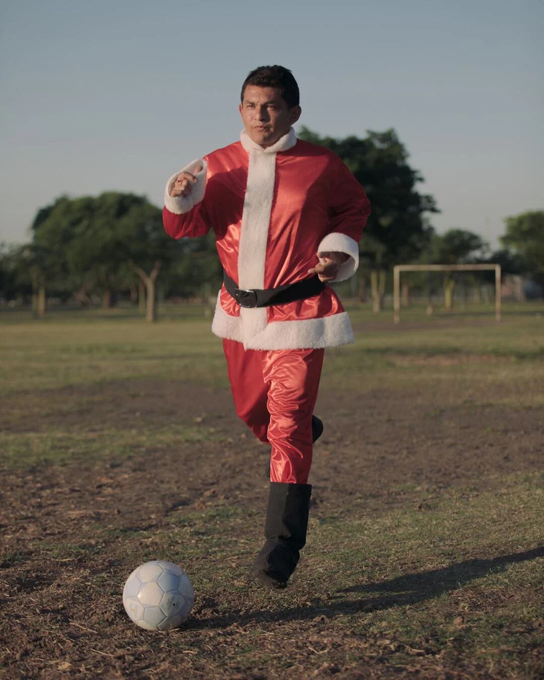 Pulga Rodríguez, vestido de Papá Noel, jugó a la pelota